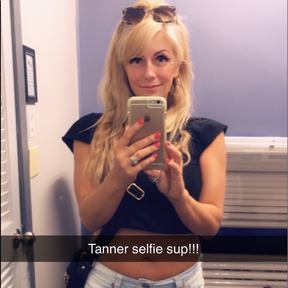 Meet your Posher, Tia - Picture 3 of 4